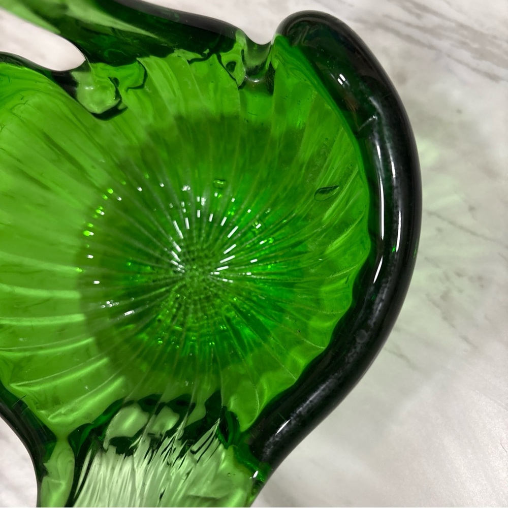 Elegant Green Glass Swan Figurine - Picture 10 of 13